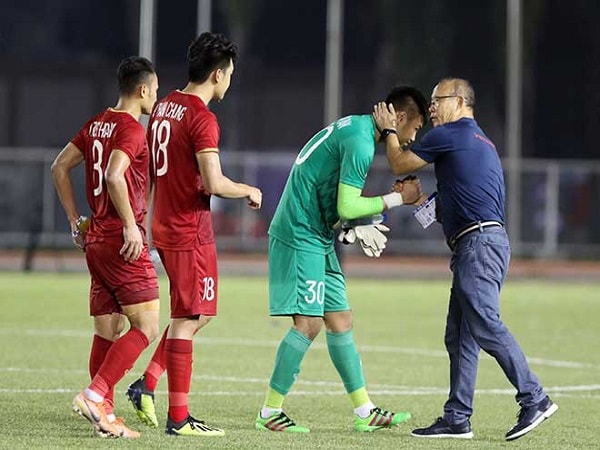 Thầy Park làm gì với thủ môn Văn Toản sau trận hòa u22 Thái Lan-min